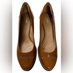 Clarks Artisan Cognac Tarah Sofia Block Heel Comfort Patent Leather SZ 8.5
